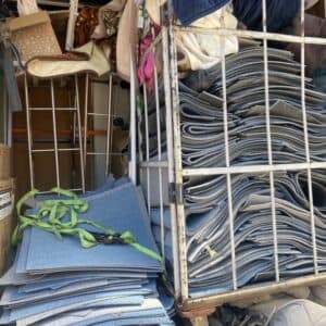 熊野町で事務所移転に伴いフロアマットや什器の処分