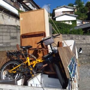 八女市で一軒家を片付ける際に本棚や自転車処分