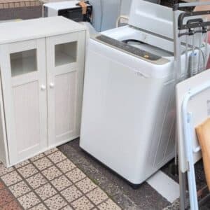 大山町のアパートで冷蔵庫や家具の回収