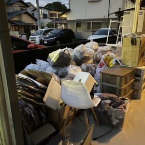 神戸市で不用品回収(プラケース・椅子・生活雑貨・段ボールなど)致しました