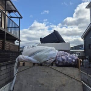 宇佐市で戸建てを片付ける際に布団、ソファなど回収